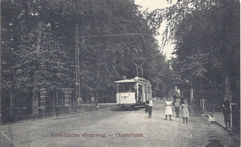 De zuilen van de oprijlaan van de Dennekamp links voor de tram.