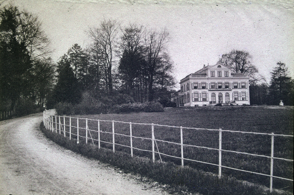 Links de Van Borsselenweg en rechts het door Johan Backer in 1824 gebouwde huis.