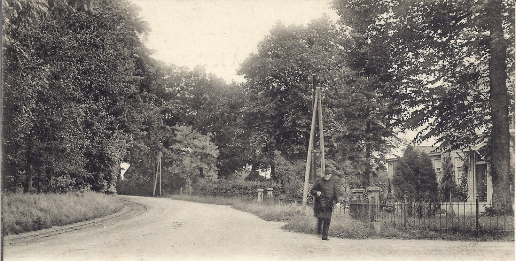 Rechts de VannBorsselenweg en op de achtergrond villa "Valkenburg".