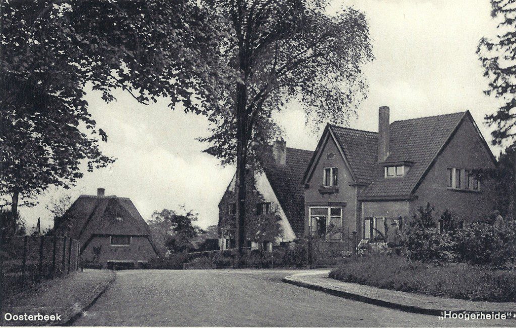 Rechts de villa op Hoogerheide 8, gebouwd in 1928. Links daarvan het huis met een ingang aan Hogerheide maar met het adres Jagerskamp 22. Het werd in 1922 gebouwd in opdracht van mr. André de la Porte.