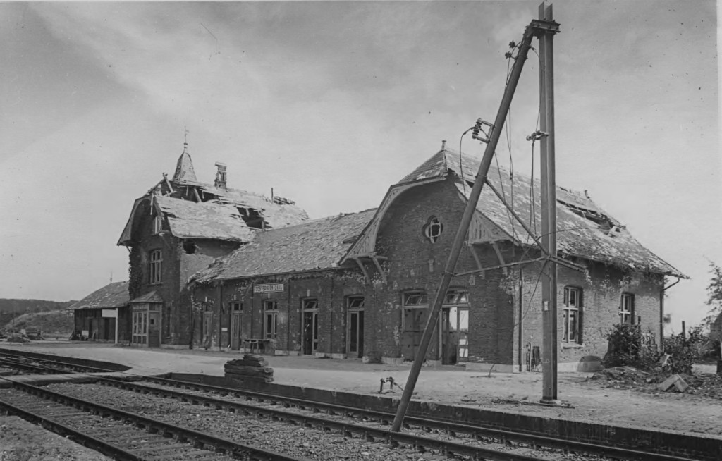 Het zwaar beschadigde station Oosterbeek-Laag na WOII