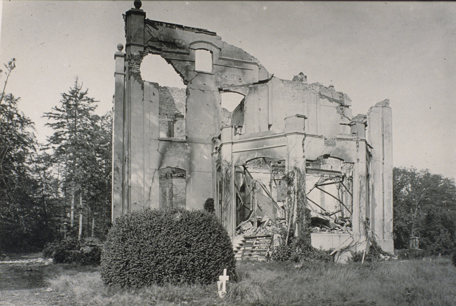 De restanten van wat ooit een fraai landhuis was na WOII.