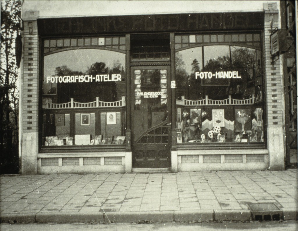 De winkel van de fotograaf B.H.. Langevoort aan de zuidzijde van de Utrechtseweg tegenover het toenmalige landgoed de "Dennenkamp"