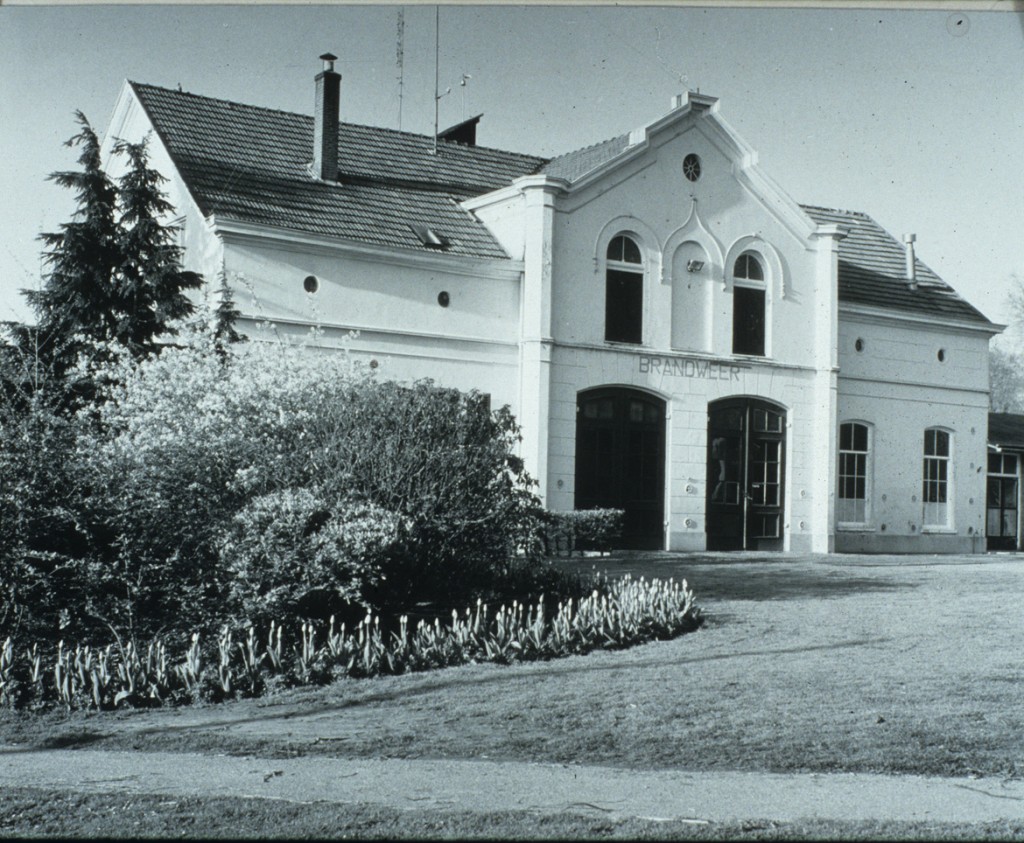 Net als de vorige foto is deze gemaakt in 1970. We zien de brandweerkazerne die gevestigd was in het koetshuis. Nadien begon Jan van Hooijdonk er een restaurant "Hartensteyn" in.