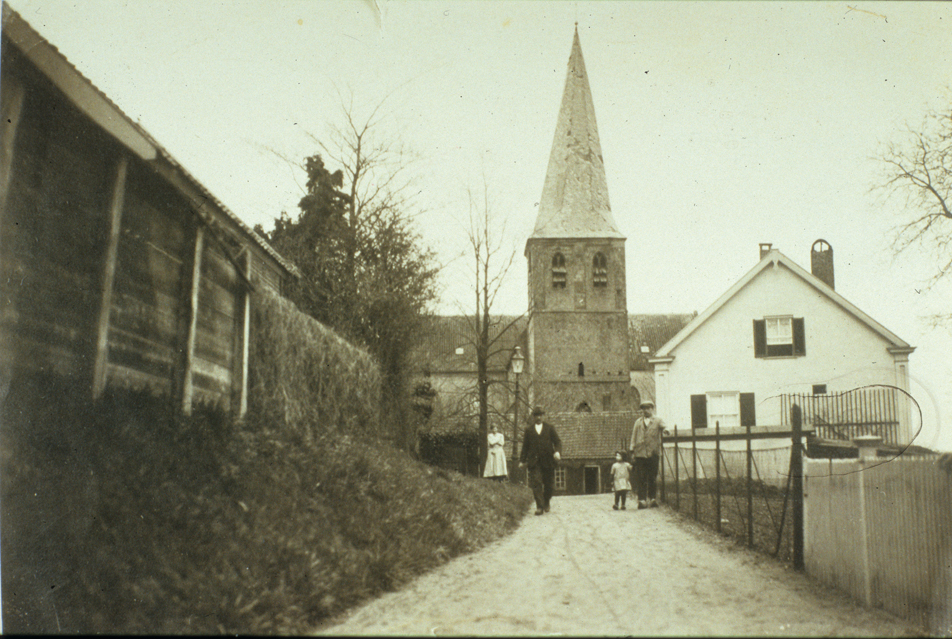 Het Kerkpad onmiddellijk achter de Oude Kerk. De schuur die voor de toren staat herbergde ooit de werkplaats van de timmerman D. Klaassen die tevens vanaf 1872 uitbater van het hotel "de Doornenkamp"was.