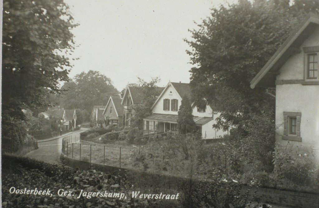 Vanuit Jagerskamp 26, een woning gebouwd in 1926 nam men deze foto die vanaf Jagerskamp de Weverstraat zuidwaarts laat zien. Aan de linkerkant van de Wevestraat zicht op het dubbele huis "Pena Rima". Het laatste huis aan de rechterkant van de Weverstraat is dat van de stalhouderij Ploeg op de noordhoek van het Van Deldenpad.