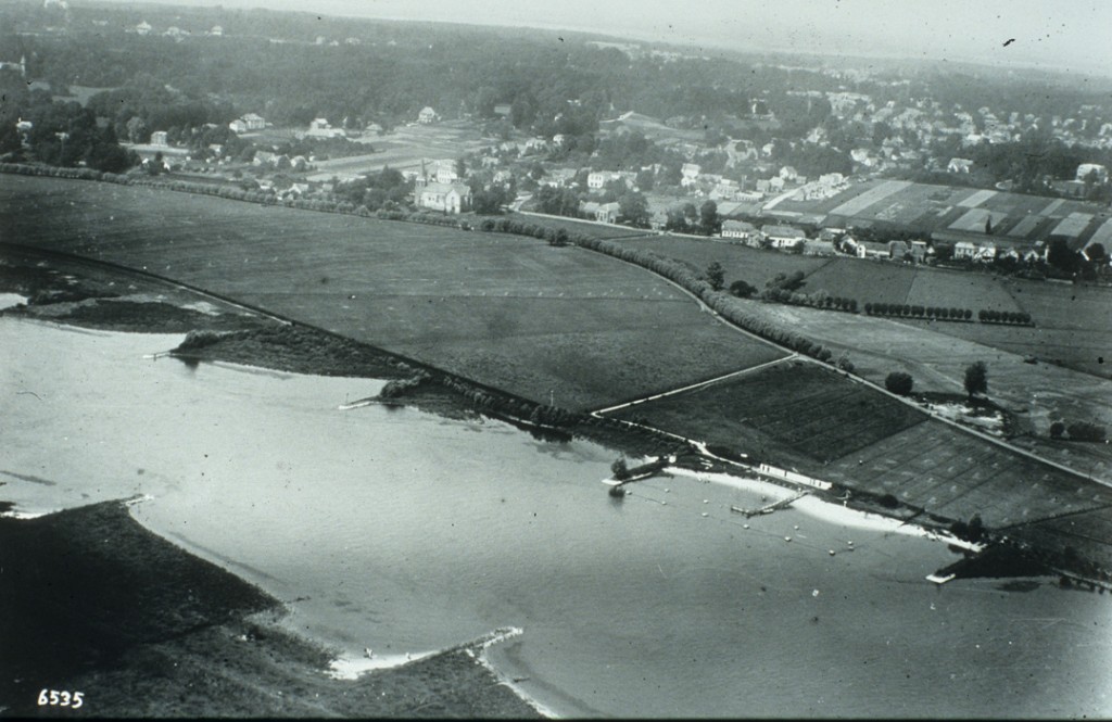 Het Rijnzwembad aan de Polderweg 2. Het lag tussen twee kribben onmiddellijk westelijk van de huidige jachthaven.