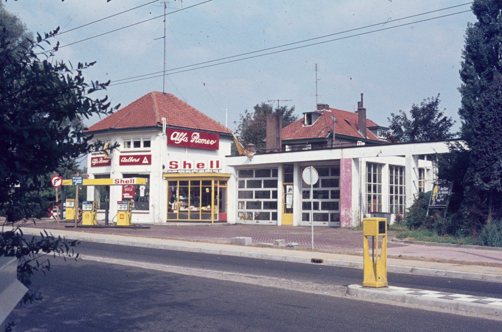 Garage Aalbers op het kruispunt Utrechtsweg/ Veritasweg rond 1985.