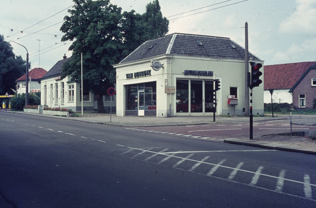 De garage van Van Bergeyk op de hoek van de Reuvensweg.
