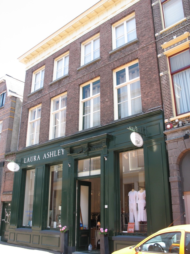 Het pand Bakkerstraat 17 waarin ooit de boekhandel Nijhoff gevestigd was.