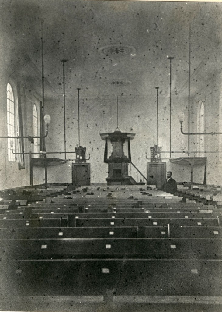 De zaalkerk van de eerste gereformeerde kerk aan de Van Toulon van der Koogweg. Foto rond 1900.