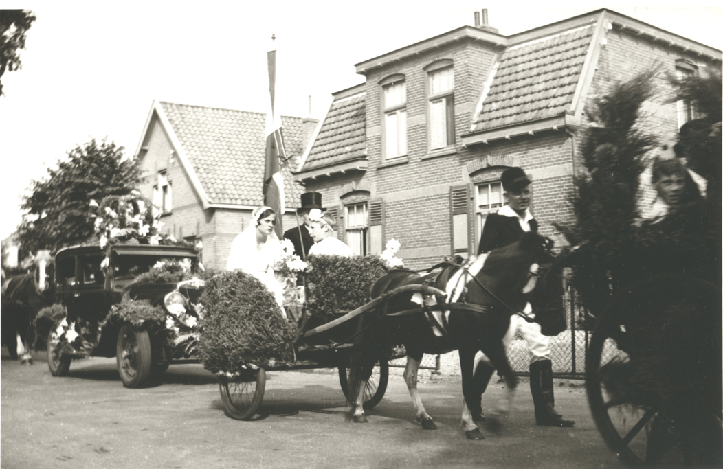 Optocht t.g.v. Koninginnedag 31-augustus 1937. Rechts het huis op Steijnweg 43 met links daarvan nummer 45.