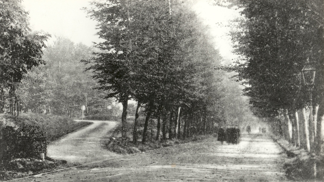 Kruispunt Schelmseweg met de Utrechtseweg rond 1900. De gemeentesecretaris heeft in de bocht van de Schelmseweg zijn villa nog niet neergezet.