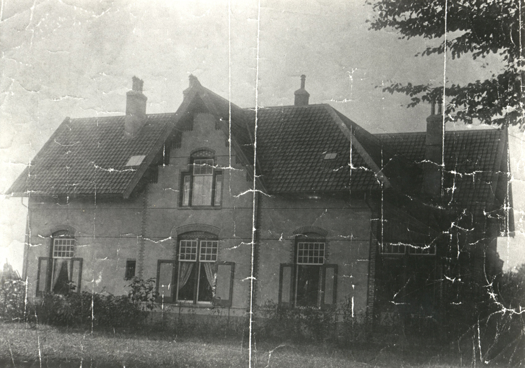Het pand op Utrechtseweg 76-78 waarin later de tabakswinkel "De Posthoorn" werd gevestigd enige jaren na de bouw. Foto van rond 1904. 