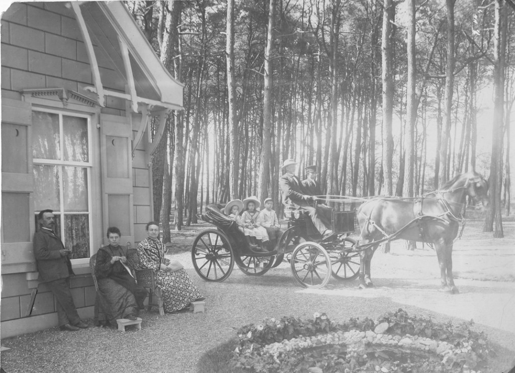 De familie Hellingman bij het jachthuis op Waldfrieden.