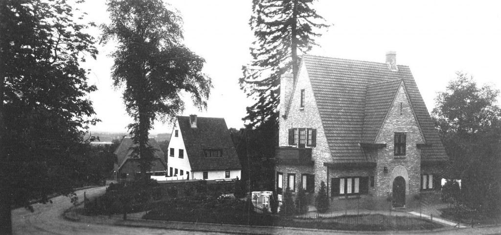 Rechts vooraan het huis op Hogerheide 7, gebouwd in 1925 tezamen met de villa op Jagerskamp 22. Het tussen gelegen Hogerheide 8 zou 3 jaar later worden gebouwd hetgeen de foto dateert rond 1926/1927.