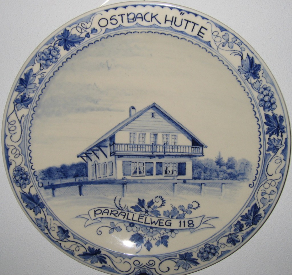 Op een Delftsblauw bord staat de Ostbac Hutte afgebeeld. Particuliere collectie Oosterbeek.