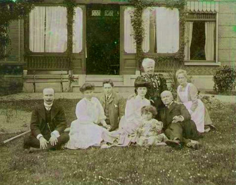 Het echtpaar Van Marken voor hun huis in 1904.