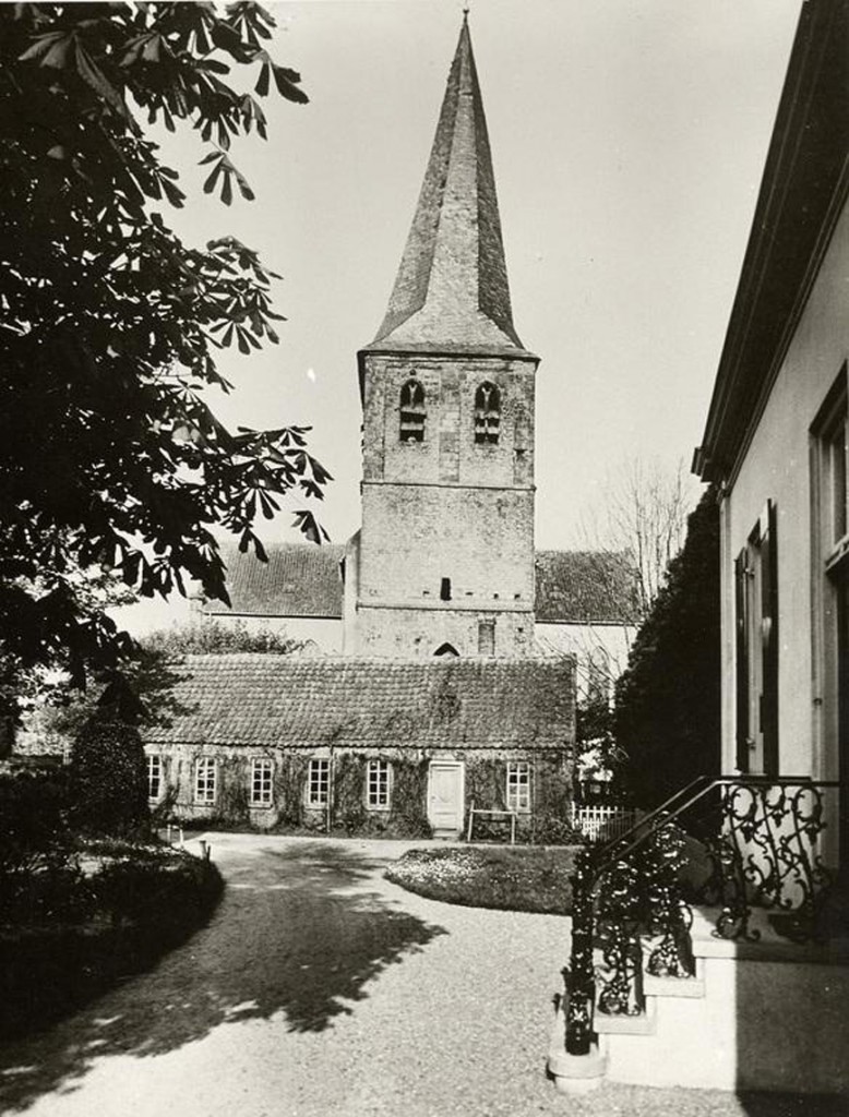 Het Kerkpad bij de Oude Kerk. Rechts het "Rose Huis". Op de achtergrond de werkplaats van de timmerman Klaassen.