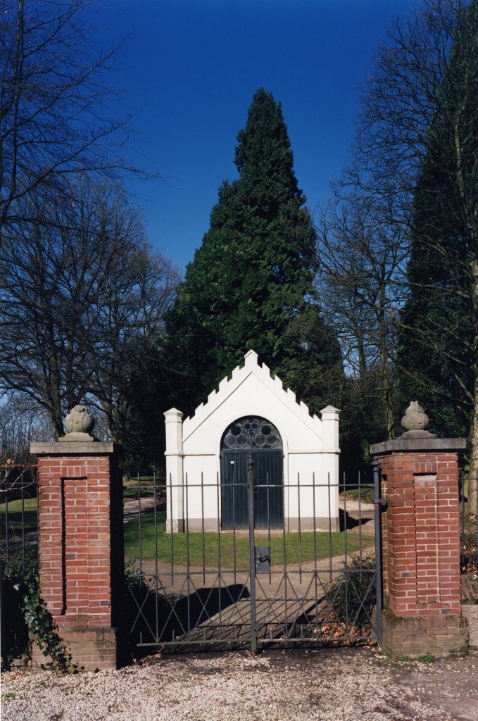 Baarhuisje Oude Begraafplaats Fangmanweg met toegangspoort van de begraafplaats.