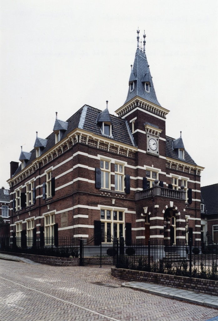 Het voormalig gemeentehuis met achtereenvolgens de volgende bestemmingen: politiebureau, muziekschool en galerie.
