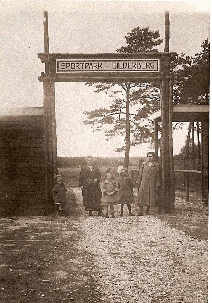 De ingang van het sportpark "De Bilderberg" rond 1935.