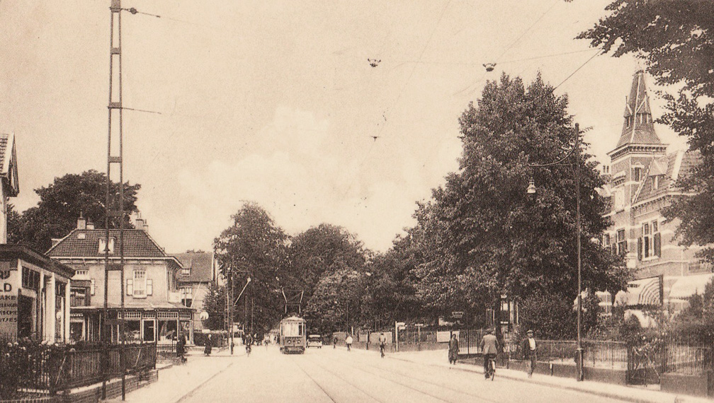 Het kruispunt Utrechtseweg, Wilhelminastraat en Van Embdenweg met rechts het oude gemeentehuis en links op de hoek van de Wilhelminastraat de toonkamers van LOV