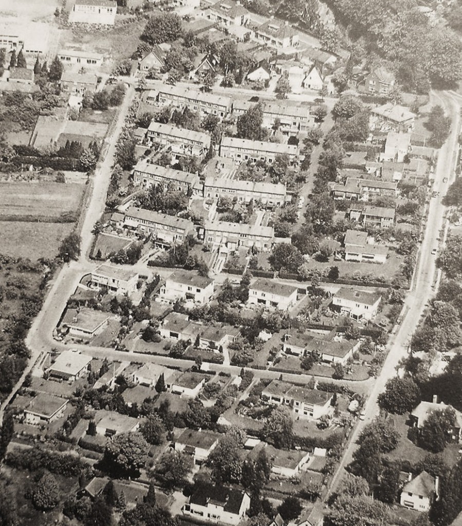 Rechts beneden het kruispunt Rosandeweg/ Benedendorpsweg met rechts de villa op nummer 13 (1930 gebouwd). Achtereenvolgens (horizontaal) de Schellardweg, Van Wassenaerweg, de Van Spaenweg en daarboven de Prins Bernhardweg. Geheel links de Wijnand van Arnhemweg.