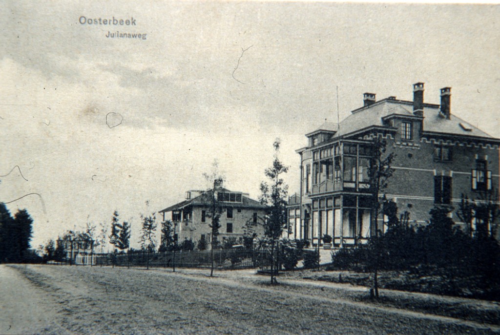 Rechts het in 1910 gebouwde pand op Julianaweg 3 met daarachter het in 1929 gebouwde huis op nummer 5.