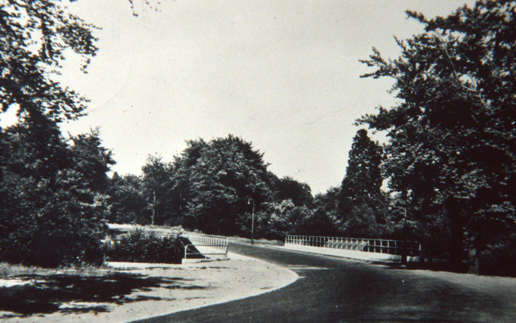 In later jaren werd de houten brug vervangen door een betonnen constructie. Foto uit jaren `50.
