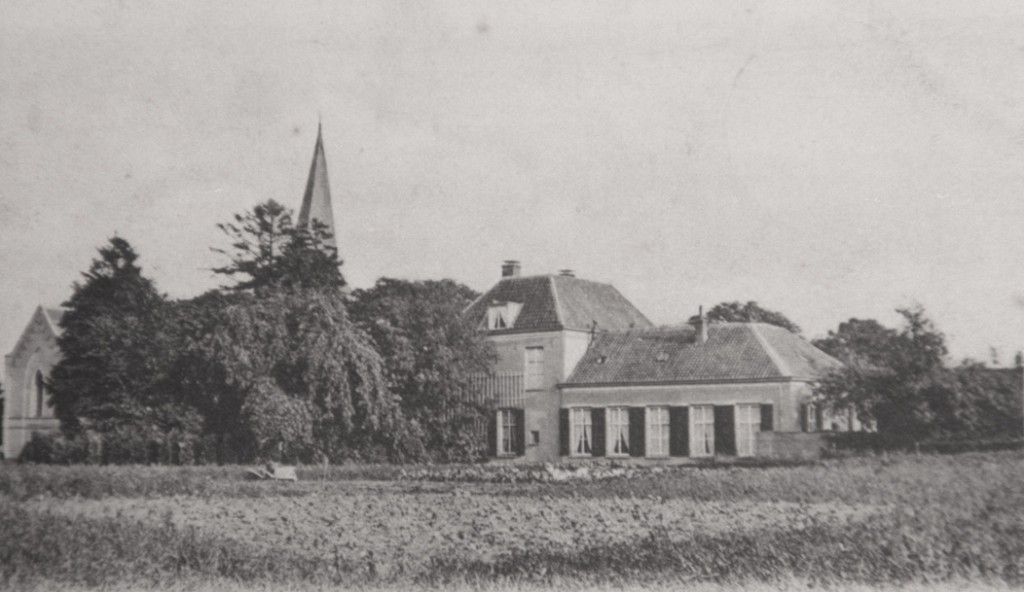 De Oude Kerk met pastorie. In het rechter, lagere deel woonde de familie Ter Horst na de schenking aan de kerk.