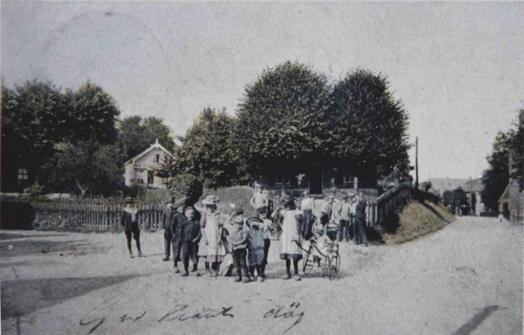Groep kinderen op de hoek van de Weverstraat/ Van Eeghenweg/ Jagerskamp. De Jagerskamp was rond 1900 niet veel meer dan een smal pad, zoals te zien op deze afbeelding.