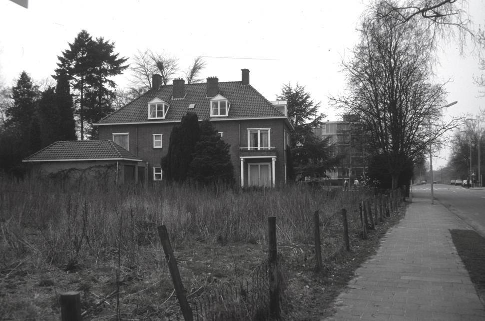 De achterzijde van Parallelweg 96. Foto uit 1990. Op het braakliggende terrein verrees enige jaren nadien het huis op nummer 88.