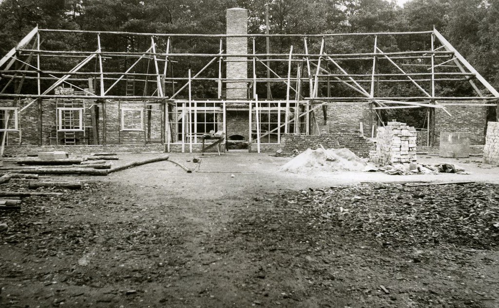 De bouw van het clubhuis de Trapperhorst in 1950.