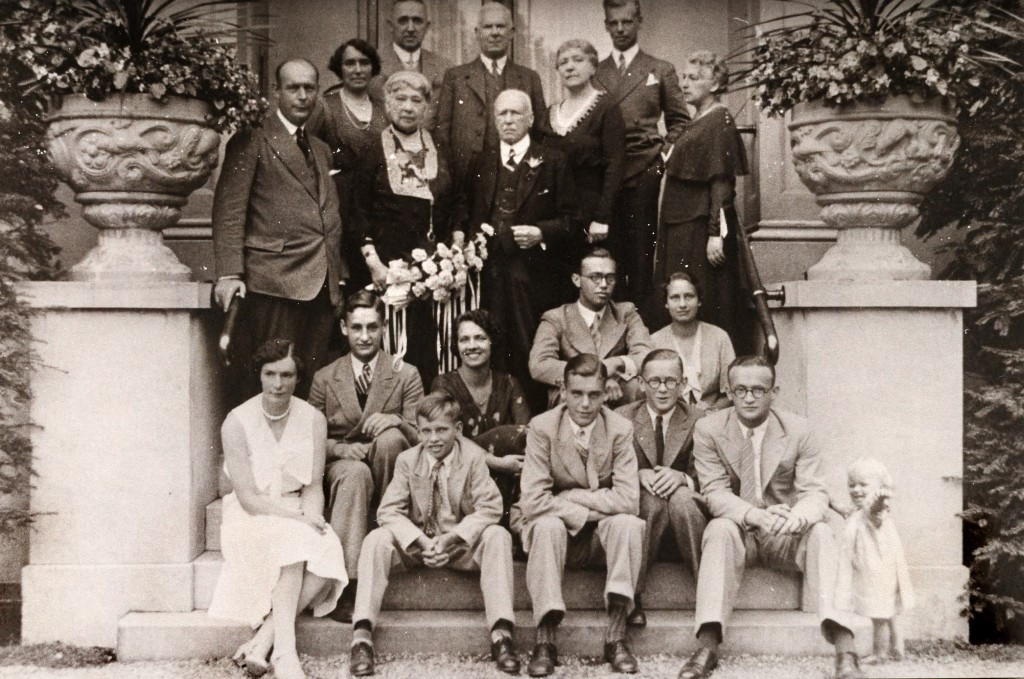 De familie Lucardie op het bordes van huize "Dennenoord". Foto 1933.