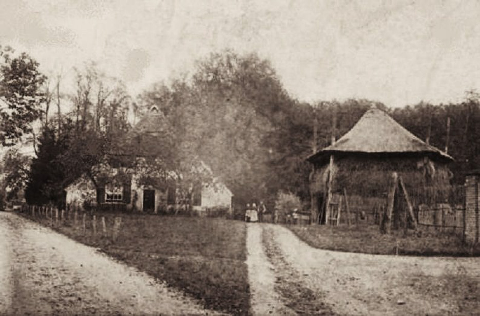 Nabij de moestuin van de familie Frohwein lag en ligt de boerderij op nummer 32-34. Deze boerderij werd in 1840 verbouwd tot de huidig voorkomen. Daarvoor had Backer, de suikerfabrikant er al een grote stal voor zijn vee waaraan hij het restproduct van de bietsuikerfabricage vooerde.