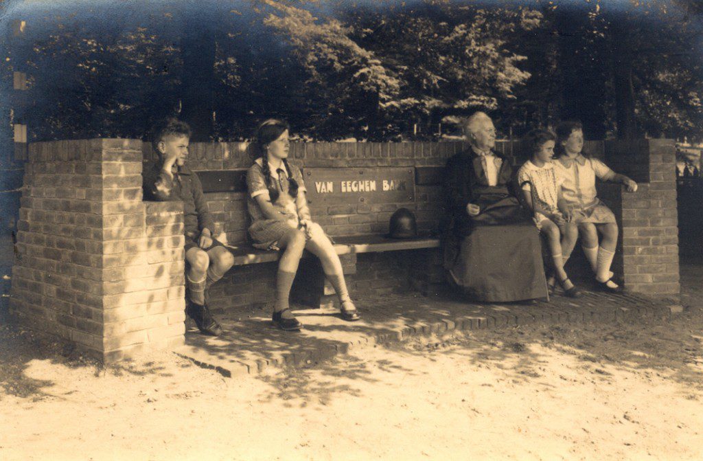 Cateau van Eeghen op de Van Eeghenbank kort na de aanbieding in 1928 met links twee kinderen Kristensen (later wonend op "Roestenburg")en rechts van haar 2 kinderen van de familie Heldring, (wonend op "Rijnheuvel").