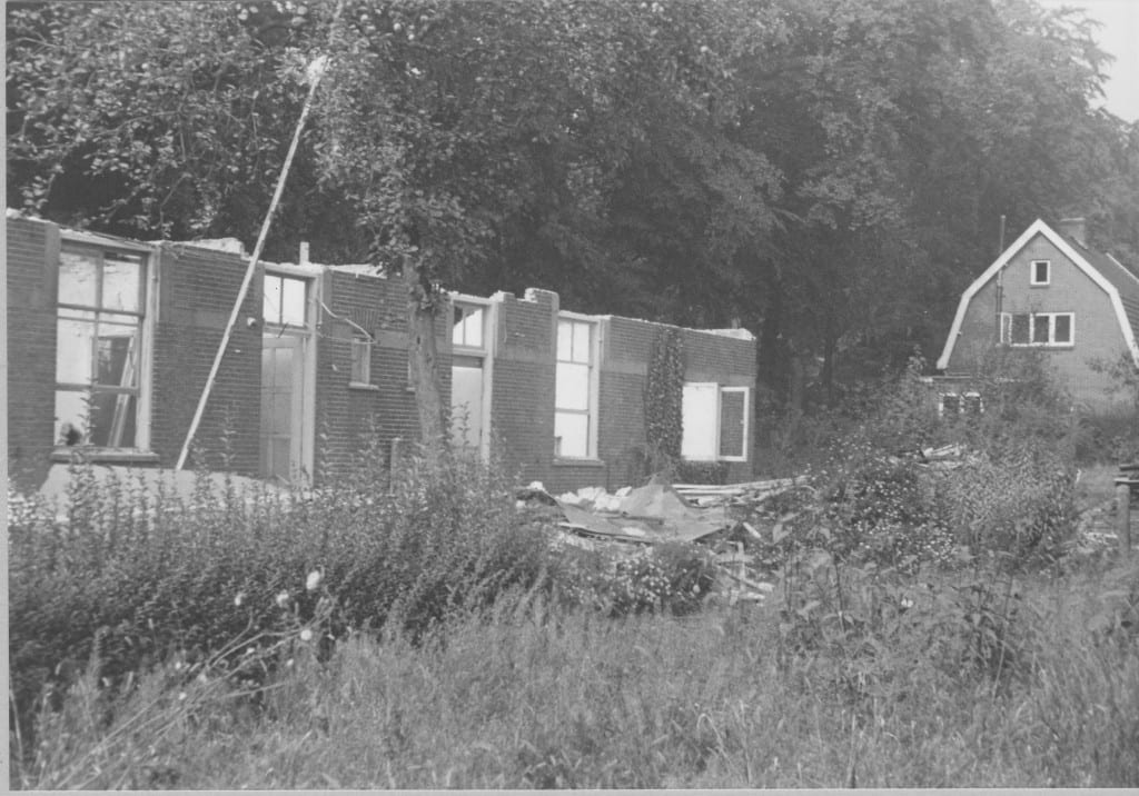 De panden op de Pastoor Bruggemanlaan 11-13 tijdens de afbraak in 1970.