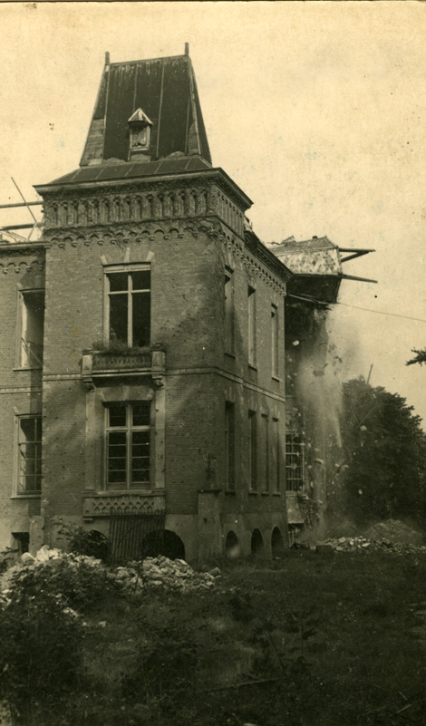 De linker torenspits van de Sonnenberg stort bij de sloop in 1952 ter aarde.