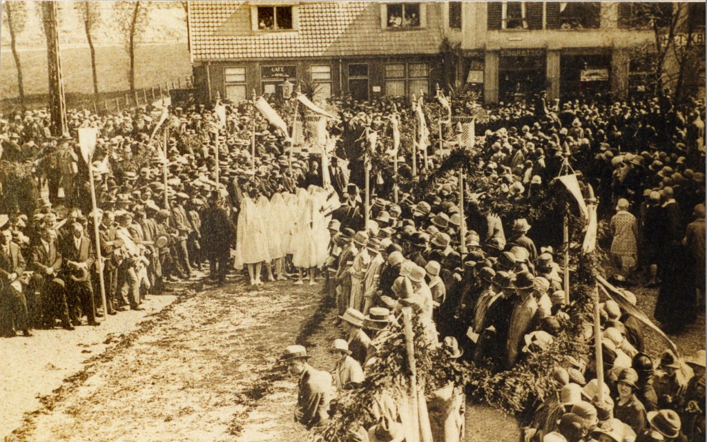 De terugkeer van het Mariabeeld bij de kerk in Renkum mei 1928.