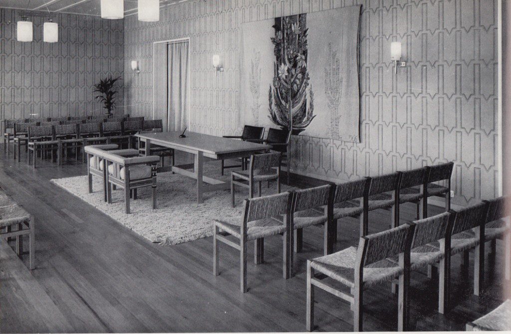 Wandkleed Gunhild Kristensen in de trouwzaal. De twee stoelen voor het bruidspaar geschonken door de meulfabriek NV. Raanhuis &Zonen. Overig interieur ontwerp van de architect.