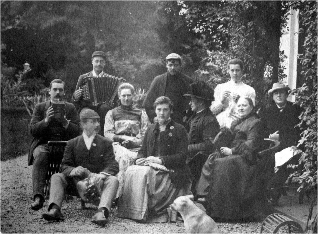 De derde generatie Wolterbeek met geheel rechts zittend Anna Henriette Wolterbeek en daarachter Willem Pieter (beide kinderen van Robert Daniël) achter het huis "Valkenburg"in 1889.