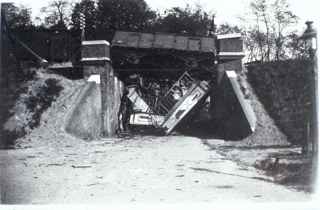 Het spoorviaduct aan de Benedendorpsweg in 1945.