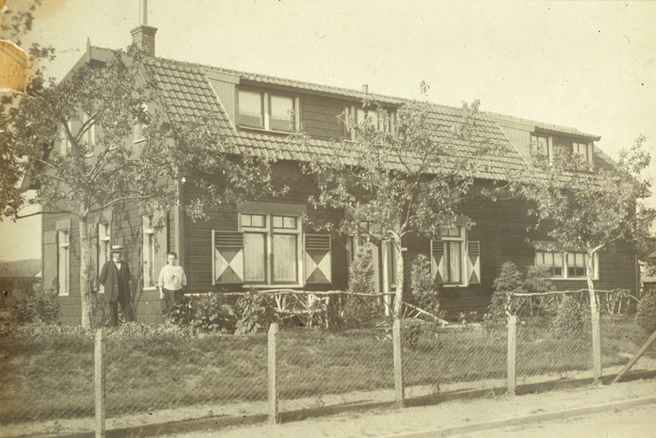 Het houten huis "Ora et Labora" op nummer 7, gebouwd in 1922.