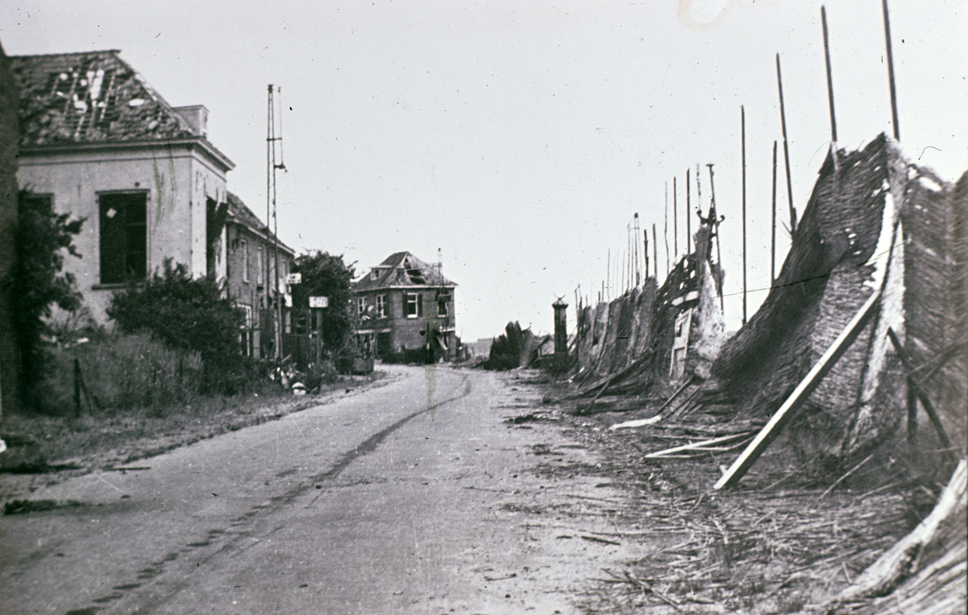 Rechts het laatste huis voor de Polderweg aan de zuidzijde van de Benedendorpsweg, na WOII. Het werd gerestaureerd en staat nu op nummer 118.