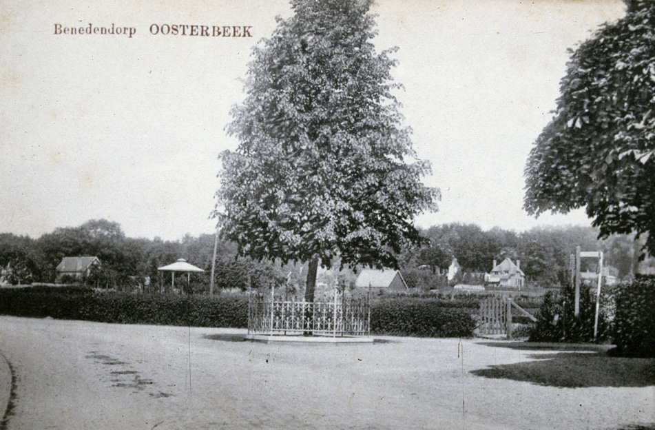 De Wilhelmina-linde met erachter de Eng. V.l.n.r. Het "paleis van juffrouw Lamers" aan het Rozenpad, nu sterk verbouwd, de muziekkoepel van hotel "de Doornenkamp en op de achtergrond de villa "Roestenburg "aan de Pietersbergseweg.