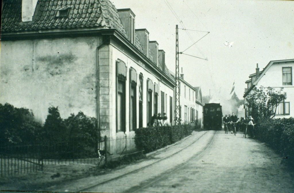 Van links voor naar achter, "de Parre", "de Ploeg", de stalling van "de Ploeg" en de graanschuur van D. Rijks. Rechts het dubbel bewoonde huis.