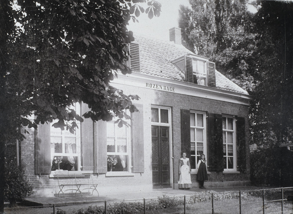 De villa "Rozenhage" ooit eigendom van Jan Kneppelhout van het huis "de Hemelse Berg" die het in 1880 ter beschikking stelde aan de schilder J.W. Bilders en zijn tweede echtgenote Marie Bilders- van Bosse.