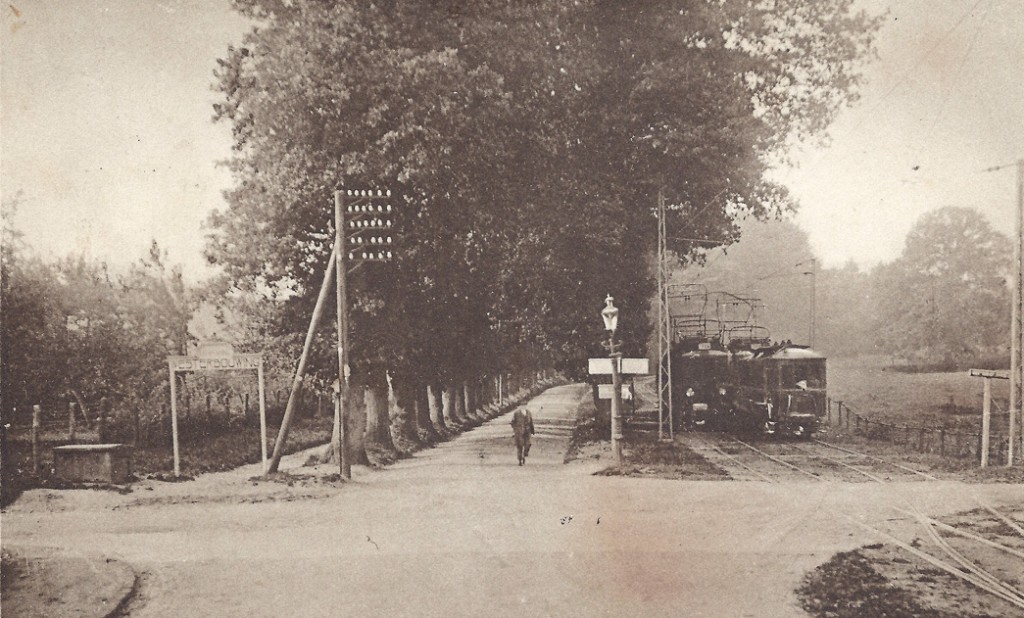 De tramwissel op het kruispunt Benedendorpsweg/ Van Borsselenweg/ Veerweg. De Benedendorpsweg gaat hier over in de Oude Oosterbeekseweg.
