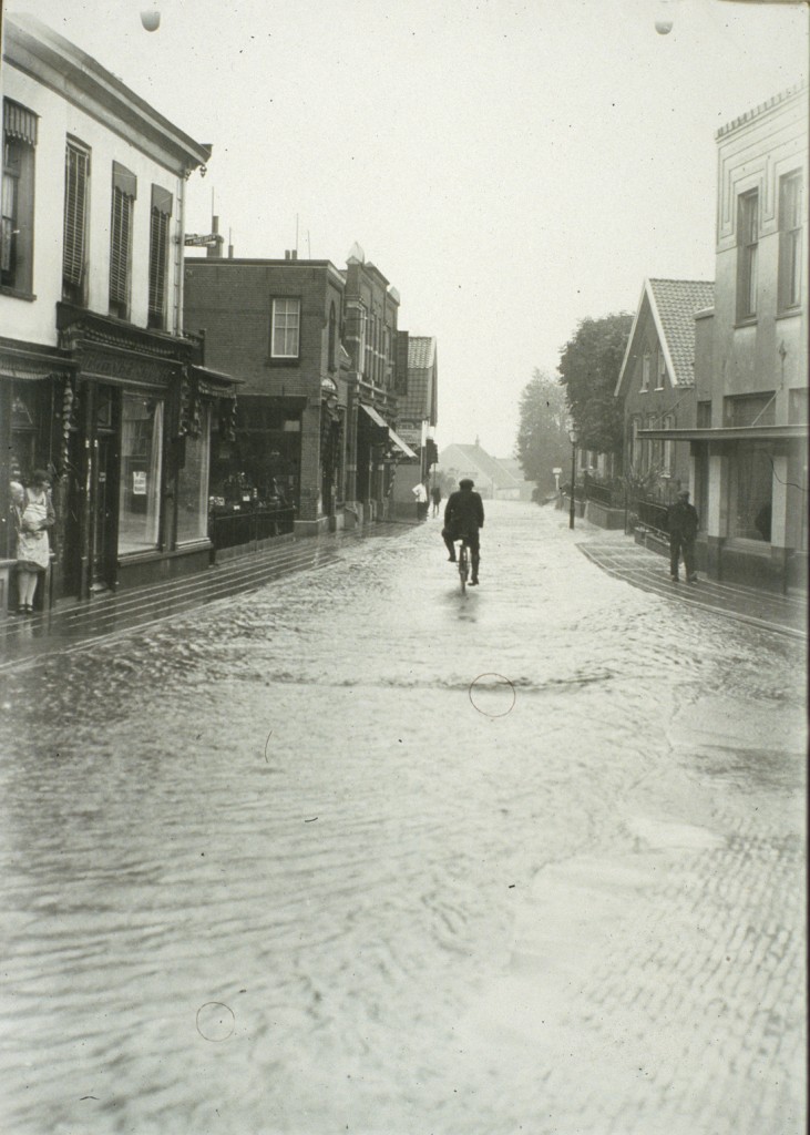 Een naoorlogse foto van een andermaal overstroomde Weverstraat.